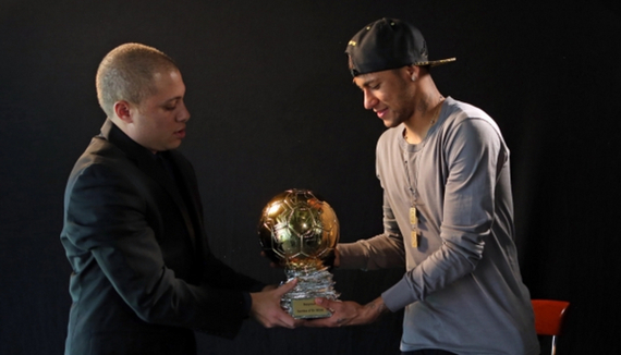 前锋关键进球锁定胜局（前锋破门奠定胜局）