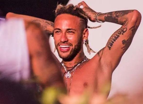 那个拥抱是整场最暖的一幕（那个拥抱，定格了全场最温暖的瞬间）