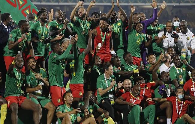 篮球湖人替补锋线表现抢眼（湖人替补锋线发挥出色）