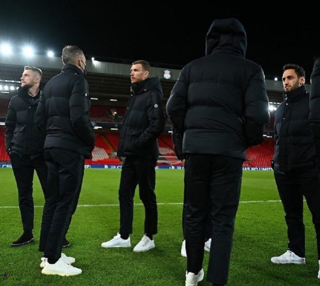 足球英超豪门逆风翻盘，球迷直呼太刺激（英超豪门上演逆转好戏，球迷惊呼过瘾）