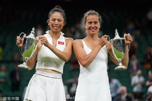 足球西甲榜首易主，冠军形势再变（西甲榜首更迭，冠军悬念再起）