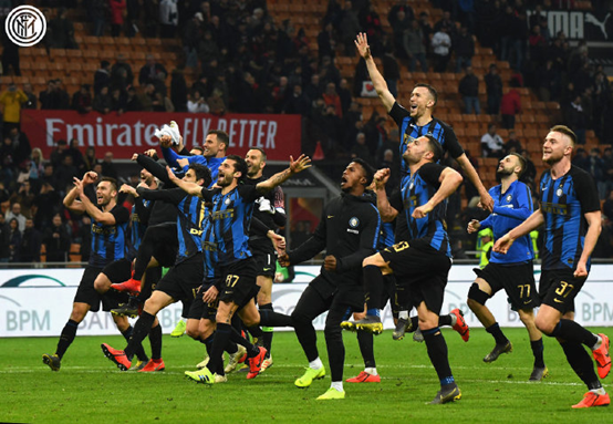 持续发力！萨林杰送长传 胡明轩助张昊上篮将分差拉开到20分以上（火力不减！萨林杰长传发动，胡明轩助张昊上篮，领先突破20分）